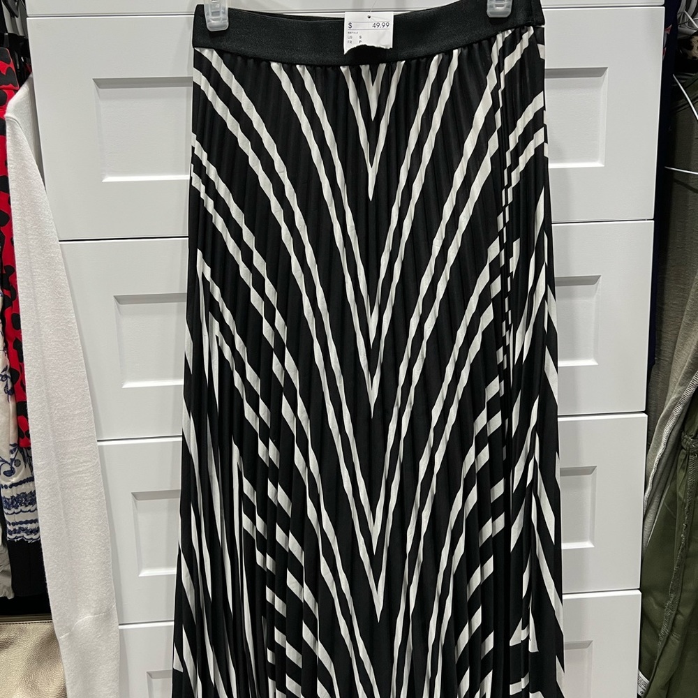 Black & Chevron print pleated skirt
